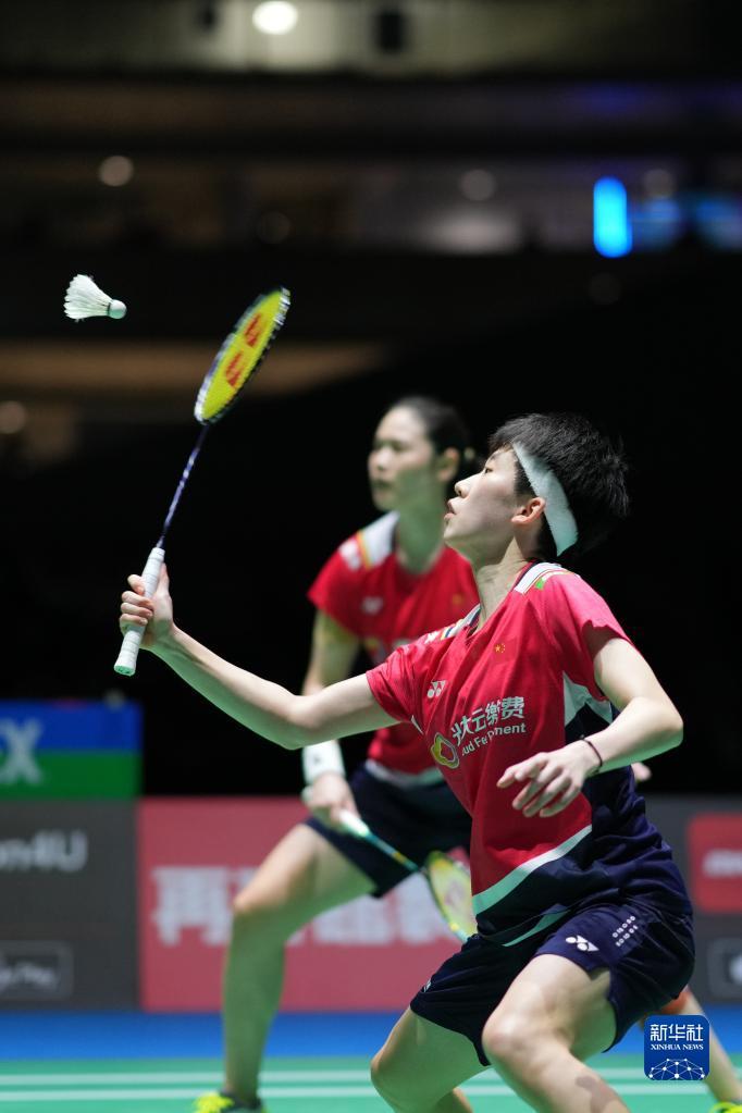 她以出色的 她以出色的